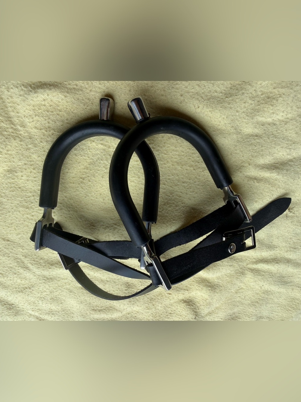 Rubber coated spurs with straps
